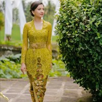 Kebaya dipadu kain songket Bali berwarna senada. Raline melengkapi penampilannya dengan sepasang pointy shoes berhias mutiara. Foto: Instagram/@ralineshah @tenacious.balifamily