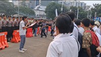 Meski berbeda dalam menentukan pilihannya di Pemilu 2024, namun masyarakat Indonesia harus tetap bersatu padu. Sehingga, pelaksanaan Pemilu 2024 dapat berlangsung dengan aman, lancar dan damai.