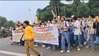 Para pelajar dari Pemuda Indonesia Center (PIC) bersama Blok Pelajar Politk Melawan itu melakukan deklarasi di kawasan Patung Kuda, Jakarta Pusat, Jumat (9/2/2024). Sebelum melakukan deklarasi, ratusan pelajar itu melakukan konvoi dari Stadion Utama Gelora Bung Karno (GBK) Senayan, Jakarta.