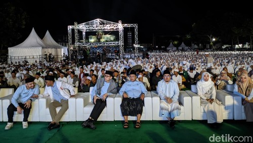 Ratusan ribu santri dan santriwati Pondok Pesantren Nahdlatul Wathan (NW) Lombok Timur mendeklarasikan dukungan untuk Prabowo-Gibran di Lapangan Umum Ummuna Sitti Raihanun Zainul Abdul Madjid, Sabtu (10/2/2024). (Foto: Ahmad Viqi/detikBali)