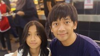 Rian DMassiv merupakan sosok ayah yang hangat dengan anak-anaknya. Terutama dengan anak perempuannya, kedunya pernah membagikan momen asyik menyantap Nasi Lemak di Malaysia. Foto: Instagram/rianekkypradipta