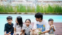 Sebelum memulai kegiatannya, Rian DMassiv bahkan menyempatkan diri untuk menyuapi anak-anaknya. Nasi bungkus di tangannya disuapi satu per satu sambil duduk di tepi kolam renang. Foto: Instagram/rianekkypradipta