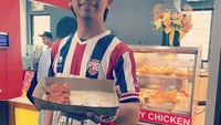 Rian DMassiv mengaku lebih senang membantu produk UMKM Lokal. Ia tak sungkan untuk membeli ayam goreng kaki lima dibandingkan dengan restoran cepat saji yang modern. Foto: Instagram/rianekkypradipta