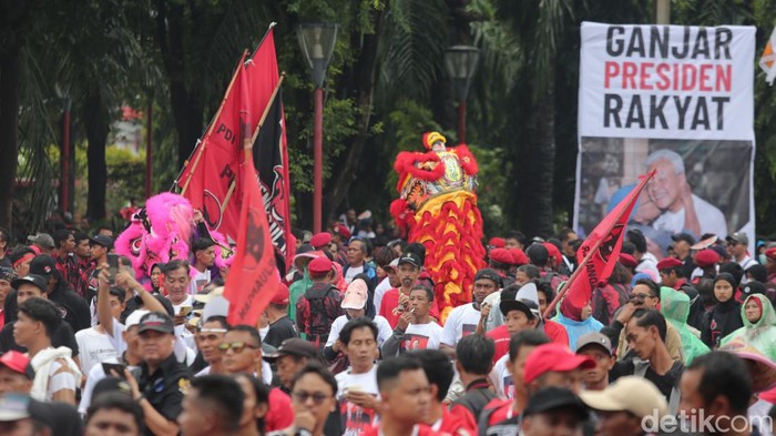 Ribuan Massa Pendukung Ganjar-Mahfud Mulai Padati Simpang Lima Semarang Ribuan massa pendukung capres no 3 Ganjar-Mahfud mulai memadati lapangan pancasila, simpang lima, Semarang, Jawa Tengah, Sabtu (10/2/2024). Pasangan Ganjar Mahfud mengelar hajatan rakyat akbar 2 kota di Jawa Tengah yaitu Solo dan Semarang.