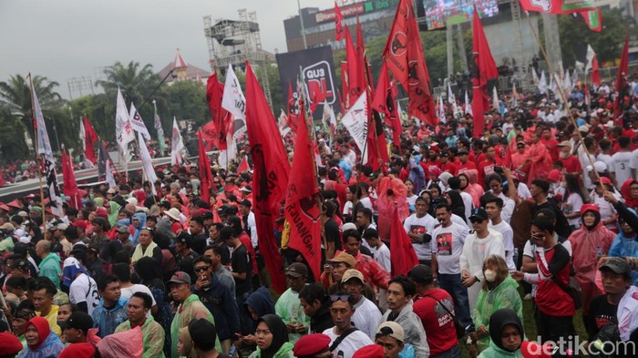 Ribuan massa pendukung capres no 3 Ganjar-Mahfud mulai memadati lapangan pancasila, simpang lima, Semarang, Jawa Tengah, Sabtu (10/2/2024). Pasangan Ganjar Mahfud mengelar hajatan rakyat akbar 2 kota di Jawa Tengah yaitu Solo dan Semarang.