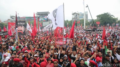 Ribuan Massa Pendukung Ganjar-Mahfud Padati Simpang Lima Semarang