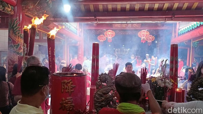 Ribuan warga tionghoa memadati kelenteng Candra Nadi Soei Goeat Kiong atau yang di kenal dengan kelenteng Dewi Kwan Im di Kawasan 10 Ulu untuk melakukan ibadah di tahun baru Imlek 2024.