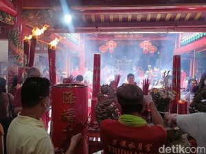 Ribuan Warga Tionghoa Padati Kelenteng Dewi Kwan Im Palembang Rayakan Imlek