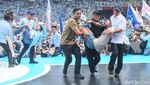 Saat Panas Terik Bikin Pendukung Prabowo-Gibran Berjatuhan