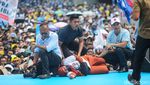 Saat Panas Terik Bikin Pendukung Prabowo-Gibran Berjatuhan