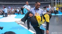 Beberapa orang terpaksa digotong karena tidak kuat panas.  