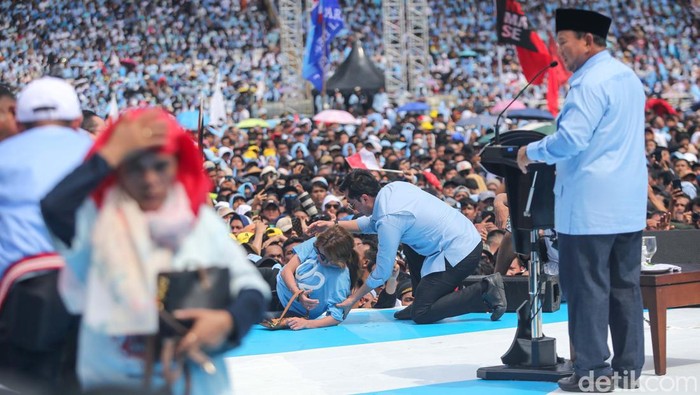 Paslon capres-cawapres nomor urut 2 Prabowo-Gibran menggelar kampanye akbar di GBK, Senayan, Jakarta, Sabtu (10/2/2024). Panas terik bikin pendukung berjatuhan.