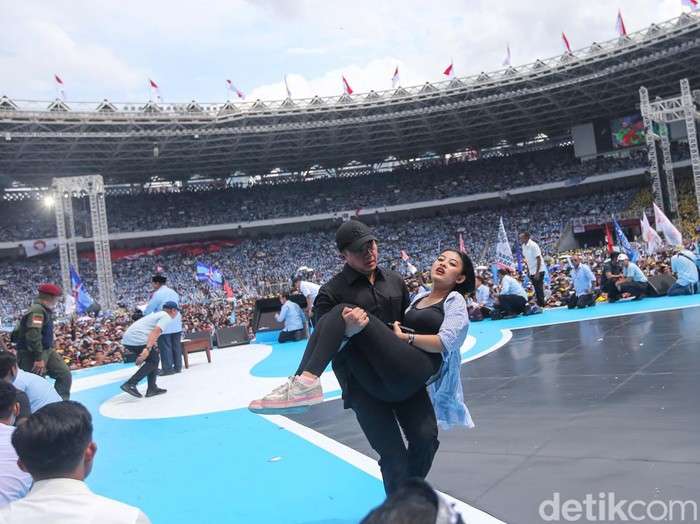 Paslon capres-cawapres nomor urut 2 Prabowo-Gibran menggelar kampanye akbar di GBK, Senayan, Jakarta, Sabtu (10/2/2024). Panas terik bikin pendukung berjatuhan.