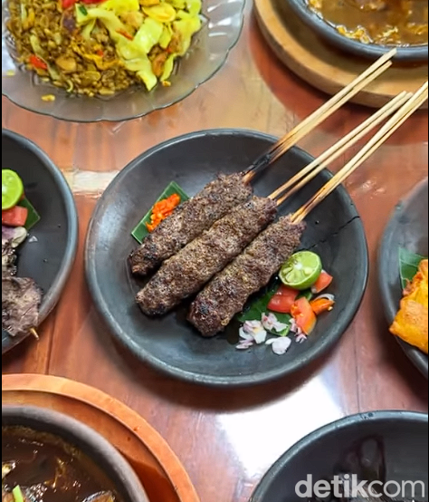 Sate gajah dan tongseng setan di Warung Mundu Malang