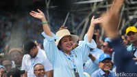 Mantan istri Prabowo, Titiek Soeharto terlihat di area kampanye. 