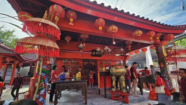 Sejumlah jemaat berdatangan ke Vihara Amurva Bhumi, Desa Kemenuh, Kecamatan Blahbatuh, Gianyar, Bali, Sabtu (10/2). Dengan pakaian nuansa