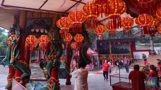 Sejumlah warga keturunan Tionghoa melakasnakan ibadah sembahyang Tahun Baru Imlek 2575 Kongzili di Wihara Amurva Bhumi, Jakarta, Sabtu (10/2/2024). (CNBC Indonesia/Faisal Rahman)