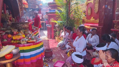Sembahyang Imlek 2024 di Wihara Griya Kongco Dwipayana di Tanah Kilap, Desa Pemogan, Denpasar, Sabtu (10/2/2024). (Aryo Mahendro/detikBali)