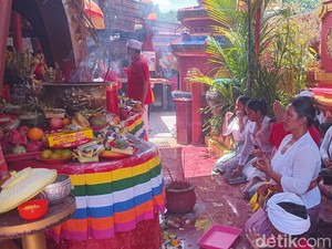 Imlek 2024, Umat Tridharma Padati Wihara di Denpasar