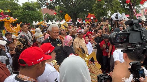 Seniman Semar di belakang Ganjar Pranowo sebelum jatuh dan meninggal dunia, saat kirab kampanye di Solo, Sabtu (10/2/2024).