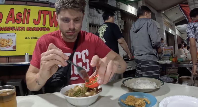 Seru!  Bule ini menaiki kereta berkecepatan tinggi Whoosh untuk berwisata kuliner di Bandung