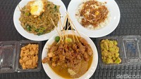 Gerai makanan ini khusus menyajikan makanan khas Pontianak. Pilihan menunya beragam, mulai dari kwetiau KCKT, sate kuah, nasi telur Pontianak, sampai makanan manis kaloci. Foto: Detikcom / Atiqa Rana