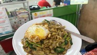 Detikers yang mencari hidangan sederhana dan terjangkau, bisa pesan KCKT. Sajian kwetiau yang hanya dimasak dengan sayur dan dilengkapi telur. Harganya Rp 25 ribu saja. Foto: Detikcom / Atiqa Rana
