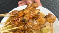 Sate kuah juga tidak boleh dilewatkan. Berupa sate daging ayam yang dipanggang dan diberi bumbu kacang. Barulah disiram kuah kaldu gurih. Foto: Detikcom / Atiqa Rana