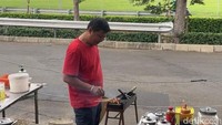 Begini proses ketika pak Tanto (pemilik warung) sedang menyiapkan sate kuahnya. Semua satenya baru dibakar saat ada yang pesan, sehingga masih hangat. Seporsinya Rp 40.000. Foto: Detikcom / Atiqa Rana