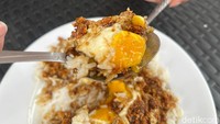 Jika ingin makan yang sederhana tetapi enak, bisa pesan nasi telur Pontianak (Rp 18.000). Seporsi nasi dikengkapi telur mata sapi dan ebi ini dijamin bikin puas. Foto: Detikcom / Atiqa Rana