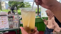 Selain kaloci, bisa pesan juga minuman segar khas Pontianak yaitu es jeruk Sonkit. Rasanya pun asam menyegarkan dan bisa bikin tenggorokan menjadi netral kembali. Foto: Detikcom / Atiqa Rana