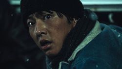7 Foto Song Joong Ki Jadi Pembelot Korea Utara 7 Foto Song Joong Ki Jadi Pembelot Korea Utara