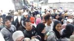 Foto: Padatnya Stasiun Kampung Bandan Jelang Kampanye Akbar AMIN di JIS