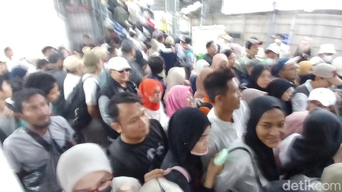 Paslon nomor urut 1 Anies Baswedan-Muhaimin Iskandar menggelar kampanye akbar di Jakarta Intrnational Stadium (JIS). Stasiun Kampung Bandan terpantau padat, Sabtu (10/2/2024).