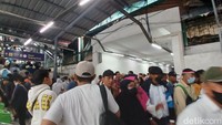 Stasiun Kampung Bandan terpantau padat sejak pukul 07.00 WIB.