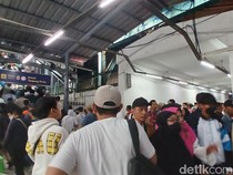 Foto: Padatnya Stasiun Kampung Bandan Jelang Kampanye Akbar AMIN di JIS