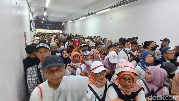Stasiun Kampung Bandan Padat Jelang Kampanye Akbar AMIN di JIS Paslon nomor urut 1Β AniesΒ Baswedan-Muhaimin Iskandar menggelar kampanye akbar di Jakarta Intrnational Stadium (JIS). Stasiun Kampung Bandan terpantau padat, Sabtu (10/2/2024).