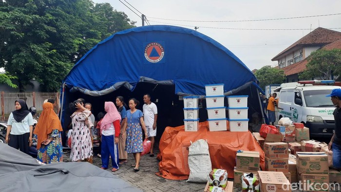 Suasana di posko pengungsian Terminal Jati Kudus, Sabtu (10/2/2024). Pengungsi adalah warga Demak yang terdampak banjir.