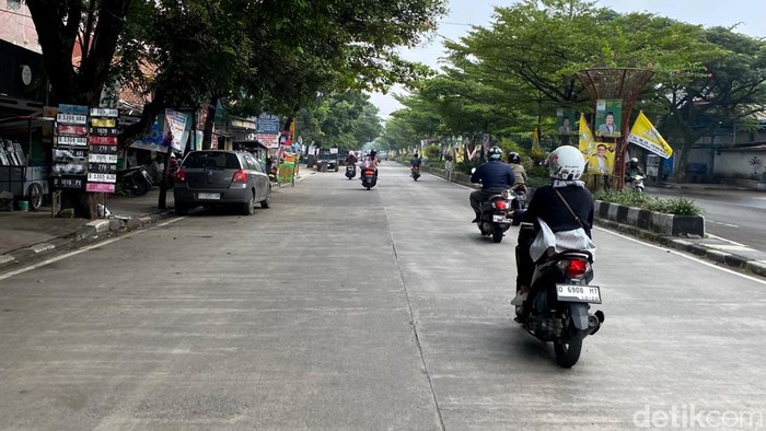 Suasana jalanan Bandung pagi ini.