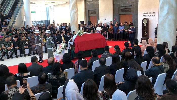 Suasana pelepasan jenazah Ketua DPRD Sumut Baskami Ginting di ruang paripurna. (Foto: Dok. DPRD Sumut)