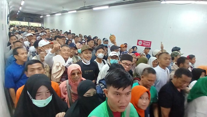 Suasanya kepadatan di Stasiun Kampung Bandan jelang kampanye akbar di JIS
