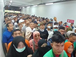 Stasiun Kampung Bandan Padat Jelang Kampanye Akbar AMIN di JIS
