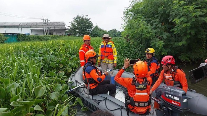 Sungai Buntung Sidoarjo dipenuhi eceng gondok penyebab banjir di Waru