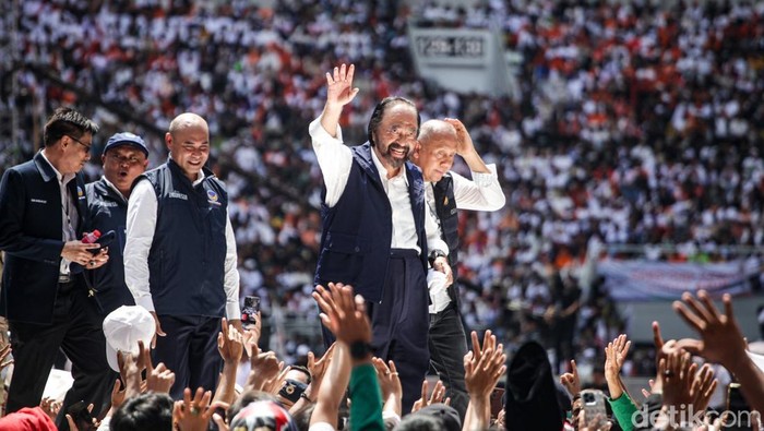 Ketum NasDem Surya Paloh dan Ketua Majelis Syuro PKS Salim Segaf Al-Jufri menghadiri kampanye akbar AMIN di JIS. Mereka ikut berorasi di atas panggung, Sabtu (10/2/2024).