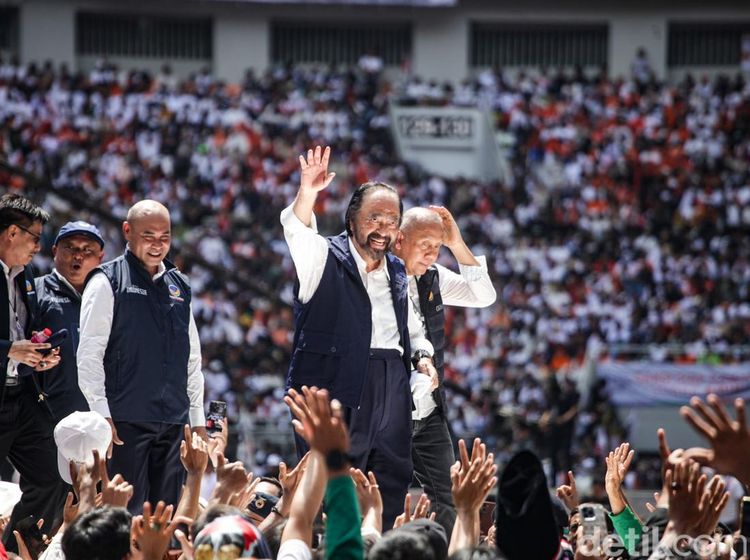 Potret Surya Paloh-Salim Segaf Ikut Orasi di Kampanye Akbar AMIN