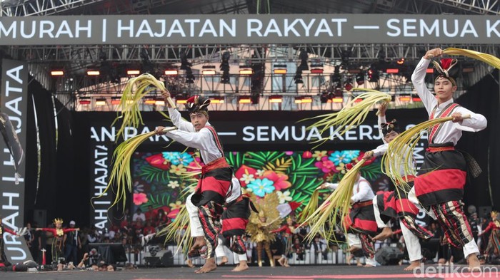 Penari membawakan tarian merajut nusantara memeriahkan hajaran akbar rakyat Calon presiden nomor urut 3 Ganjar Mahfud di Lapangan Pancasila, Simpang Lima, Semarang, Jawa Tengah, Sabtu (10/2/2024). Tarian Merajut Nusantara ini melambangkan Persatuan Indonesia dengan segala macam keragaman suku,ras, dan agama.