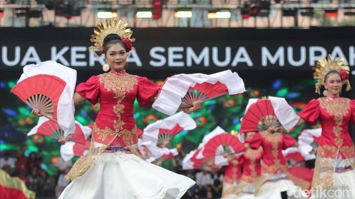 Tarian Merajut Nusantara Meriahkan Hajatan Rakyat Ganjar-Mahfud Penari membawakan tarian merajut nusantara memeriahkan hajaran akbar rakyat Calon presiden nomor urut 3 Ganjar Mahfud di Lapangan Pancasila, Simpang Lima, Semarang, Jawa Tengah, Sabtu (10/2/2024). Tarian Merajut Nusantara ini melambangkan Persatuan Indonesia dengan segalaΒ macam keragaman suku,ras, dan agama.