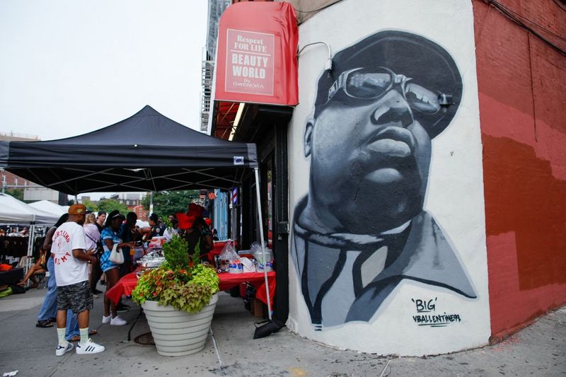 Mural The Notorious B.I.G digambar oleh seniman Vincent Ballentine dipotret  di Brooklyn, New York, pada 5 Agustus 2023.