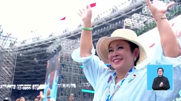 Titiek Soeharto di kampanye Prabowo Subianto-Gibran Rakabuming Raka di Stadion GBK, Jakarta Pusat.