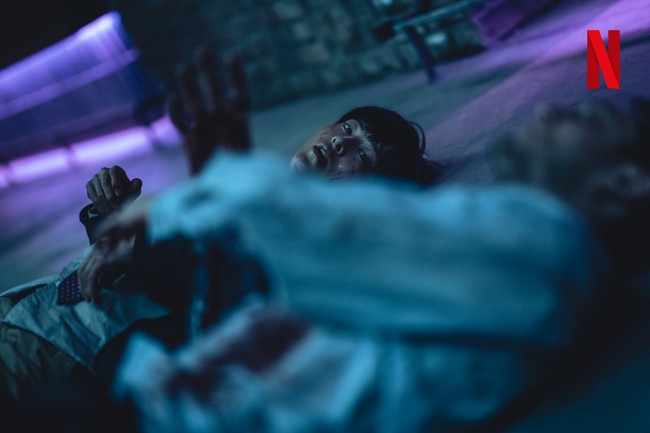 Foto yang dirilis Netflix menggambarkan perjalanan sulit Song Joong Ki yang nekat melarikan diri dari Korea Utara ke Belgia, berharap dapat memulai kehidupan baru. Seperti pesan mendiang ibunya, Loh Kiwan berjuang untuk bertahan hidup di sana. Foto: dok. Netflix